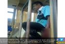 Pak Abdul Diterkam Orang Utan saat Naik Motor, Mengerikan! - JPNN.com