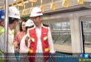 Jokowi Uji Coba LRT Pertama di Indonesia - JPNN.com