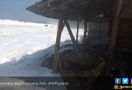 Gelombang Setinggi 5 Meter Menerjang, Warga Berhamburan - JPNN.com
