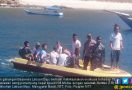 Kapal Terbakar, 15 Wisatawan Asing Terjun ke Laut - JPNN.com