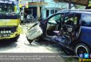 Mobil Ditumpangi Sekeluarga Tabrakan dengan Fuso, Ngeri - JPNN.com