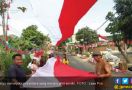 Salut! Warga Jahit Sendiri Bendera Sepanjang 300 Meter - JPNN.com