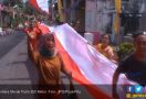 Warga Kibarkan Bendera Merah Putih Sepanjang 350 Meter - JPNN.com