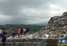 Pemulung Upacara HUT RI ke 73 di Tumpukan Sampah - JPNN.com