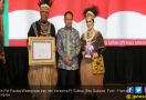 Paulus Waterpauw Berpakaian Adat Papua Saat Pamit dari Sumut - JPNN.com