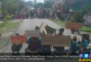Warga Desa Seleman Blokir Jalan Tuntut Tersangka Dibebaskan - JPNN.com