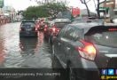 4 Cara Berkendara Aman Saat Musim Hujan, Nomor 2 Jarang Tahu - JPNN.com