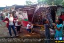 Bunda Merah Putih Salurkan Air Bersih ke Warga Menteng Pulo - JPNN.com
