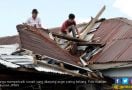Angin Puting Beliung Meluluhlantakkan 15 Rumah di Metro - JPNN.com
