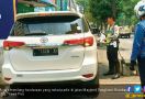 Jangan Parkir Lagi di Tepi Jalan Mayjend Sungkono Surabaya - JPNN.com