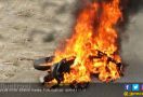 Massa Marah, Sepeda Motor Pelaku Pengeroyokan Dibakar - JPNN.com