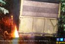 Tabrak Rumah Warga, Truk Pengangkut Batubara Dibakar Massa - JPNN.com