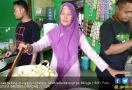 Sainah Jualan Bakso Tusuk, Omzet Bisa Rp 150 Juta per Bulan - JPNN.com