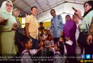 Gubernur Sulsel Bawa Koper Berisi Rp 1 Miliar ke Pengungsian - JPNN.com