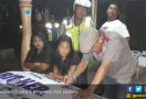 Razia Pekat, 4 Pelayan dan Puluhan Botol Miras Diamankan - JPNN.com