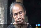 Miris, Puluhan Tahun Nenek ini Tinggal di Bekas Toilet - JPNN.com