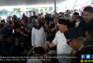 Ratusan Kerabat Antar Jenazah Istri Indro ke Pemakaman - JPNN.com