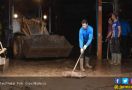 Lihat Aksi Rafael Nadal Bersihkan Lumpur Banjir Bandang - JPNN.com