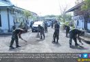 Personel TNI AL Bersihkan Puing-Puing di Kompleks Lanal Palu - JPNN.com