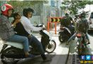 Suka Naik Motor Lewat Trotoar? Awas, ini Sanksinya - JPNN.com