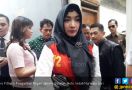 Tebar Senyum Jelang Sidang, Roro Fitria Pasrah Bakal Dibui - JPNN.com