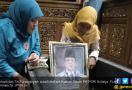 Bu Titi Ziarah ke Makam Bapaknya Honorer K2, Mengharukan... - JPNN.com