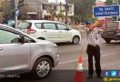 Petugas Dishub Pandu Pengendara yang Bingung di Jalan Baru - JPNN.com
