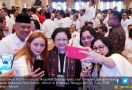 Ketelatenan Megawati Ladeni Permintaan Selfie, Nih Fotonya - JPNN.com
