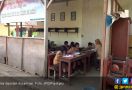 Kelas Dekat Kandang Sapi, Siswa Terpaksa Belajar di Parkiran - JPNN.com