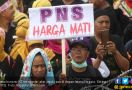 Logistik Terbatas, Massa Honorer K2 Bertahan di Depan Istana - JPNN.com