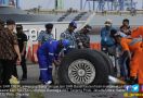 TNI AL Evakuasi Roda Pesawat Lion Air JT 610 ke Dermaga JICT - JPNN.com