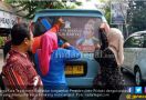 Kader PDIP Bersihkan Poster 'Raja Jokowi' - JPNN.com