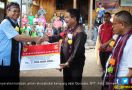 Kemensos Serahkan Bantuan Rekonstruksi Kampung Gurusina - JPNN.com