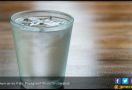 Jangan Minum Air Dingin Berlebihan, Ini 5 Efek Sampingnya untuk Kesehatan Anda - JPNN.com