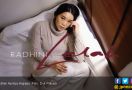 Radhini Ciptakan Lagu dari Curhat Para Penggemar - JPNN.com