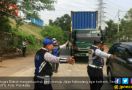 Dishub tak Segan Tilang Sopir Truk di Kalimalang - JPNN.com