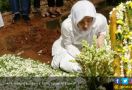 Pemakaman Ibunda Ayu Dewi Dipercepat, Ini Alasannya - JPNN.com