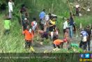 Warga Berebut Ikan Mabuk di Sungai Bengawan Solo - JPNN.com