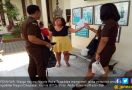 Cewek Inggris Penampar Petugas Imigrasi Bali Mulai Diadili - JPNN.com