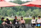 Keseruan Jokowi Ajak Keluarga Keliling Istana dan Kebun Raya - JPNN.com