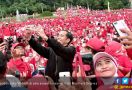 Lihat Nih Aksi Presiden Ikut Senam Tera di Kebun Raya - JPNN.com