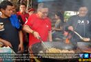 Promosikan Kuliner Lokal, Hasto dan Djarot Memasak Mi Pedas - JPNN.com
