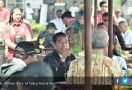 Jokowi Cicipi Makanan Khas Jatim di Rest Area KM 597 - JPNN.com