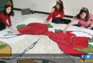 Lukisan Lonceng Natal dari Ratusan Kue Tradisional - JPNN.com