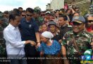 Jokowi Jabat Tangan Korban Tsunami Selat Sunda - JPNN.com
