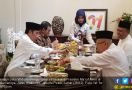 Sedap, Jokowi Makan Siang di Rumah Kiai Ma'ruf Amin - JPNN.com