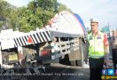 Truk Terguling di Tol Cikampek, Arus Lalu Lintas Tersendat - JPNN.com