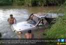 Mobil Terjun ke Sungai Usai Tabrak Pohon, Penumpang Selamat - JPNN.com