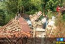 Puting Beliung Menerjang, Atap Rumah Warga Seketika Lenyap - JPNN.com