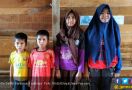 Ibu dan Ayahnya Nikah Lagi, Nadia Rawat 3 Adiknya di Rumah Tanpa WC - JPNN.com
